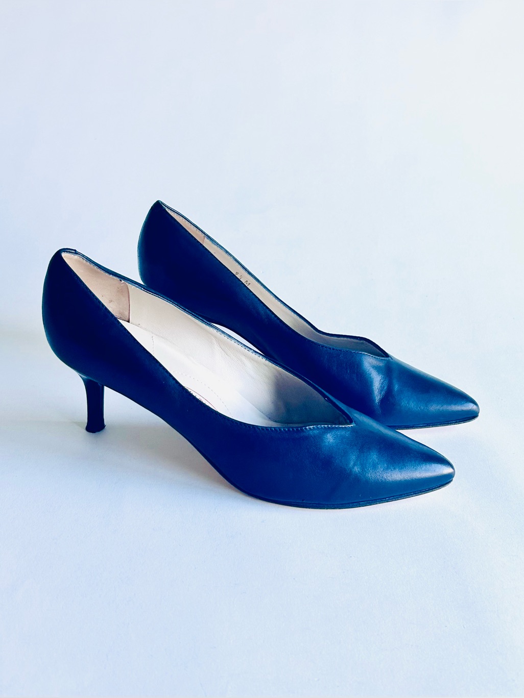 Amalfi Black Leather Almond Toe Classic Pumps Size 9.5
